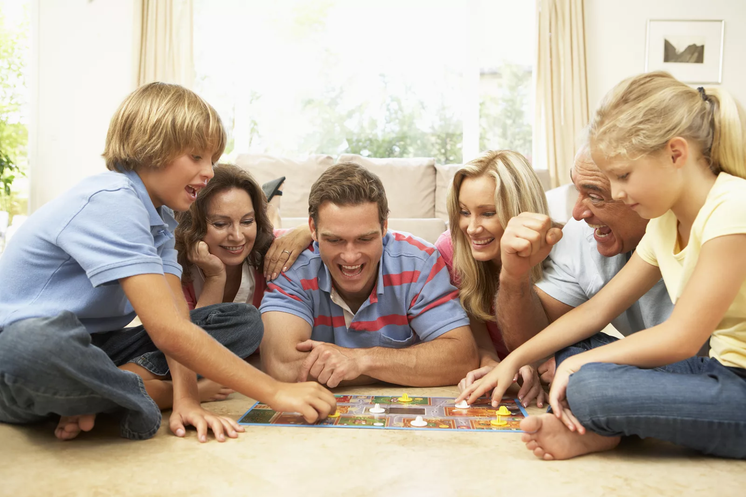 Семейные игры. Семья играет в настольные игры. Общение в семье. Настольная игра «о семье».